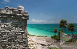 Puerto Morelos Villas guest visit the Mayan Ruins at Tulum on the Ocean